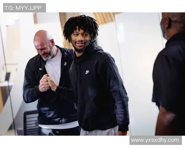 气氛热烈比卢普斯训练中祝贺三球员续约杨瀚森等队友热烈鼓掌